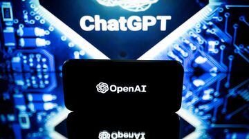 This picture taken on January 23, 2023 in Toulouse, southwestern France, shows screens displaying the logos of OpenAI and ChatGPT. - ChatGPT is a conversational artificial intelligence software application developed by OpenAI. (Photo by Lionel BONAVENTURE / AFP). Foto: Lionel Bonaventure/AFP