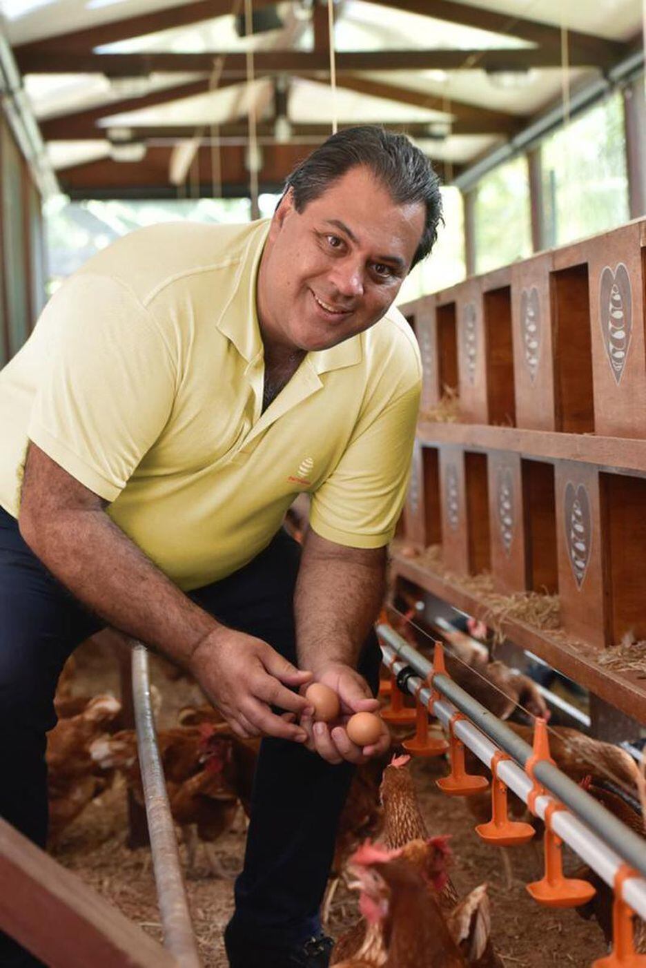 Leandro Pinto, empresário da avicultura, em sua granja em Minas Gerais: sem depender do governo