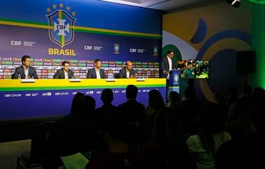 Neymar foi ausência na primeira convocação de Ramon Menezes como interino da seleção brasileira por causa de lesão no tornozelo.