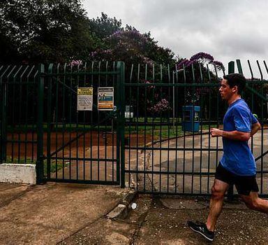 Populares praticam exercícios do lado de fora do Parque do Ibirapuera