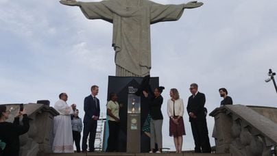 Taça da Copa do Mundo é exibida no Cristo redentor. Foto: Pedro Kirilos/Estadão