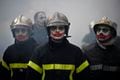 Bombeiros enfrentam a polícia durante manifestação em Paris