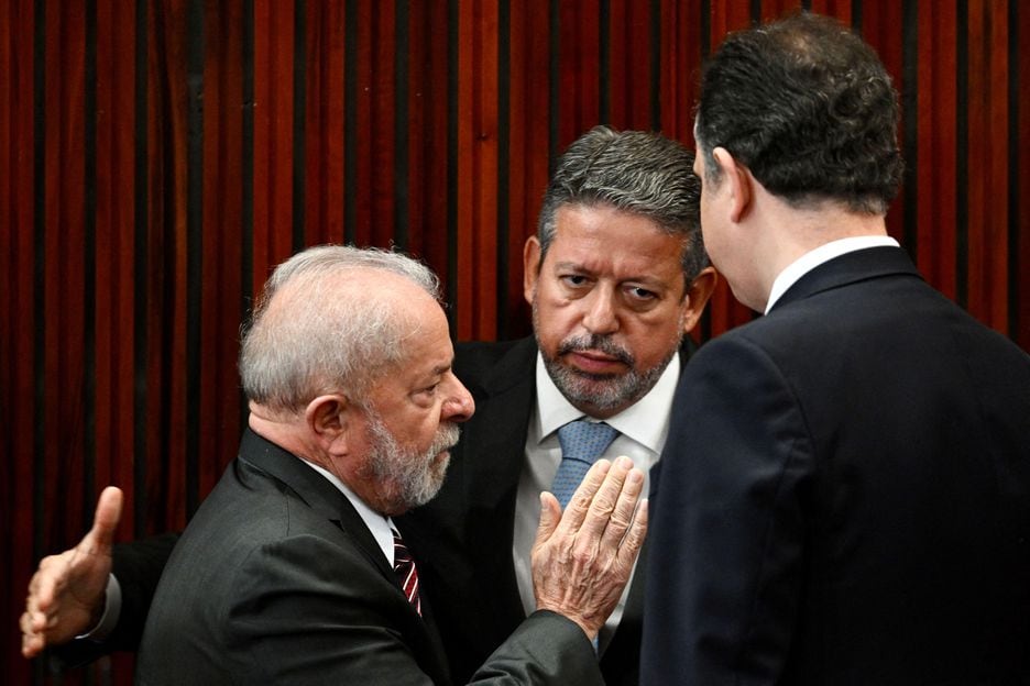 Lula cumprimenta os presidentes das duas casas do legislativo, o deputado Arthur Lira e o senador Rodrigo Pacheco (de costas); ambos buscam reeleição e contam com apoio do PT e do presidente