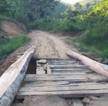 Ponte improvisada de madeira em estrada na zona rural de Teolândia (BA).