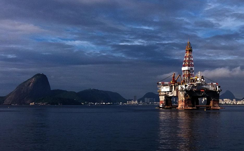 Plataforma de exploração de petróleo fundeada na Baía de Guanabara no Rio de Janeiro. 