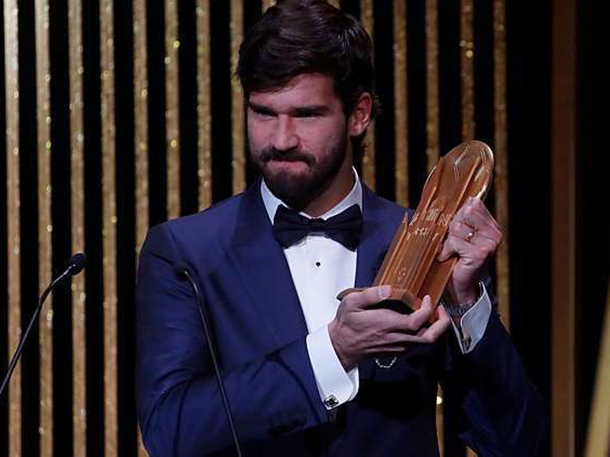 Alisson é eleito o melhor goleiro do mundo em prêmio da Bola de Ouro