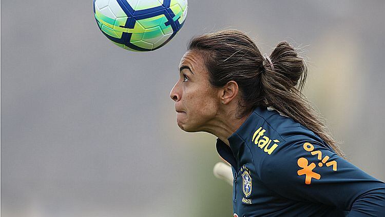 Projeto que prevê premiação igualitária para o futebol feminino