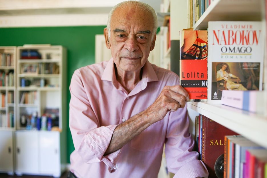 Jorio Dauster, aos 85 anos, em sua casa em Brasília com 'Lolita', que ele traduziu