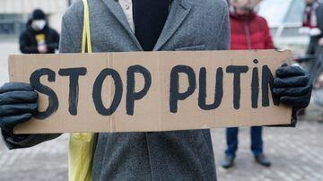 Pessoa segura uma placa com a frase "Pare, Putin", em Riga, na Letônia;invasão ocorre algumas horas depois de a Rússia afirmar ter recebido um pedido de ajuda dos separatistas pró-Rússia. Foto: Toms Kalnins/EFE/EPA