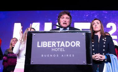 Economista Javier Milei discursa depois do resultado das primárias na Argentina. 