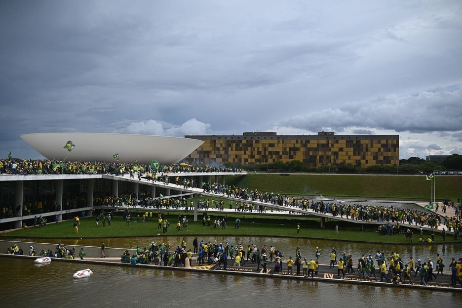 Atos feitos por apoiadores do ex-presidente Jair Bolsonaro na praça dos Três Poderes, em Brasília, no domingo, 8. Especialista entrevistado pelo 'Estadão' diz que a legislação não permite que os atos sejam considerados terroristas