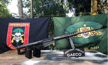 Fuzil calibre .50 apreendido pelos policiais do COE na terceira ação para tentar capturar Keko, na área do mangue