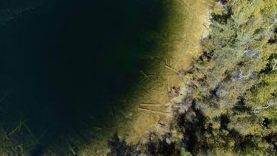 Vista aérea do Lago Crawford; equipe formada por cientistas da Carleton University e da Brock University coletam amostras da camada de sedimentos do fundo do lago. Foto: Peter Power/AFP