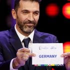 Italian former football player Gianluigi Buffon holds a paper reading "Germany" during the final draw for the UEFA Euro 2024 European Championship football competition in Hamburg, northern Germany on December 2, 2023. (Photo by Odd ANDERSEN / AFP). Foto: Odd Andersen/AFP