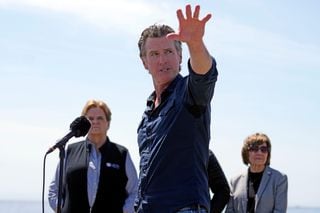 O governador da Califórnia, o democrata Gavin Newsom, concede entrevista coletiva em 
Corcoran 
