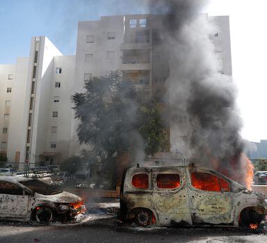 Ashkelon (Israel), 07/10/2023.- Burning vehicles in the Israeli city of Ashkelon following rocket launches from Gaza, 07 October 2023. Rocket barrages were launched from the Gaza Strip early Saturday in a surprise attack claimed by the Islamist movement Hamas. EFE/EPA/ATEF SAFADI
