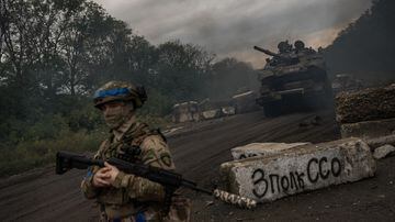 A Ukrainian soldier at an entry checkpoint to the town of Izyum in the Kharkiv region on Sept. 15. MUST CREDIT: Photo for The Washington Post by Wojciech Grzedzinski. Foto: Wojciech Grzedzinski/ The Washington Post