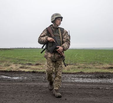 Soldado ucraniano caminha pelo vilarejo de Barvinkove, na região de Kharkiv