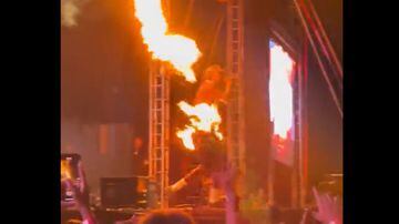 Roupa de Djonga pega fogo em show. Foto: Reprodução / Twitter