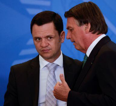 O ministro Anderson Torres e Jair Bolsonaro em evento no Palácio do Planalto; a proposta de reajuste linear de 5%a partir de julho não atende à promessa feita por Bolsonaro aos profissionais de segurança pública por uma reestruturação