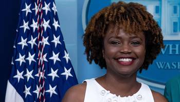 Nova porta-voz da Casa Branca é a primeira negra, imigrante e abertamente gay a ocupar o cargo