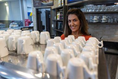 Dona de uma café em Itajaí, Mirela não consegue preencher duas vagas de emprego