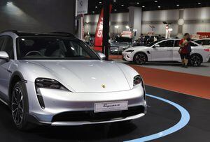 Modelo Porsche Taycan à mostra na Expo de Bangkok, na Tailândia, em 2024; fabricantes de carros de luxo buscam carregamento rápido  Foto: NARONG SANGNAK/EFE/EPA
