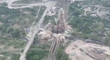 Vista de uma explosão promovida pelas forças ucranianas a uma ponte conectando Sievierodonetsk e Lisichansk em 18 de maio a fim de evitar o avanço russo