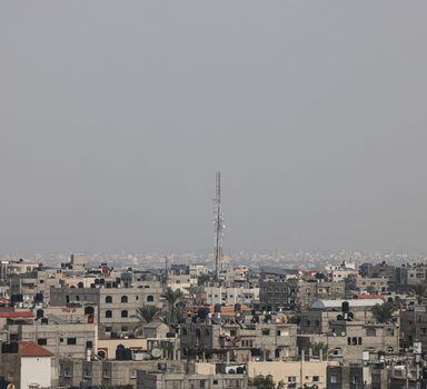 An antenna of a communications tower that relays phone and internet signals is pictured in Rafah, in the southern Gaza Strip on October 28 , 2023, amid the ongoing battles between Israel and the Palestinian group Hamas. Internet access and the phone network were completely cut across the Gaza Strip on October 28, nearly three weeks after Israel began bombarding the enclave following an armed attack by Hamas militants that Israeli officials say killed at least 1,400 people, mostly civilians. (Photo by MOHAMMED ABED / AFP)
