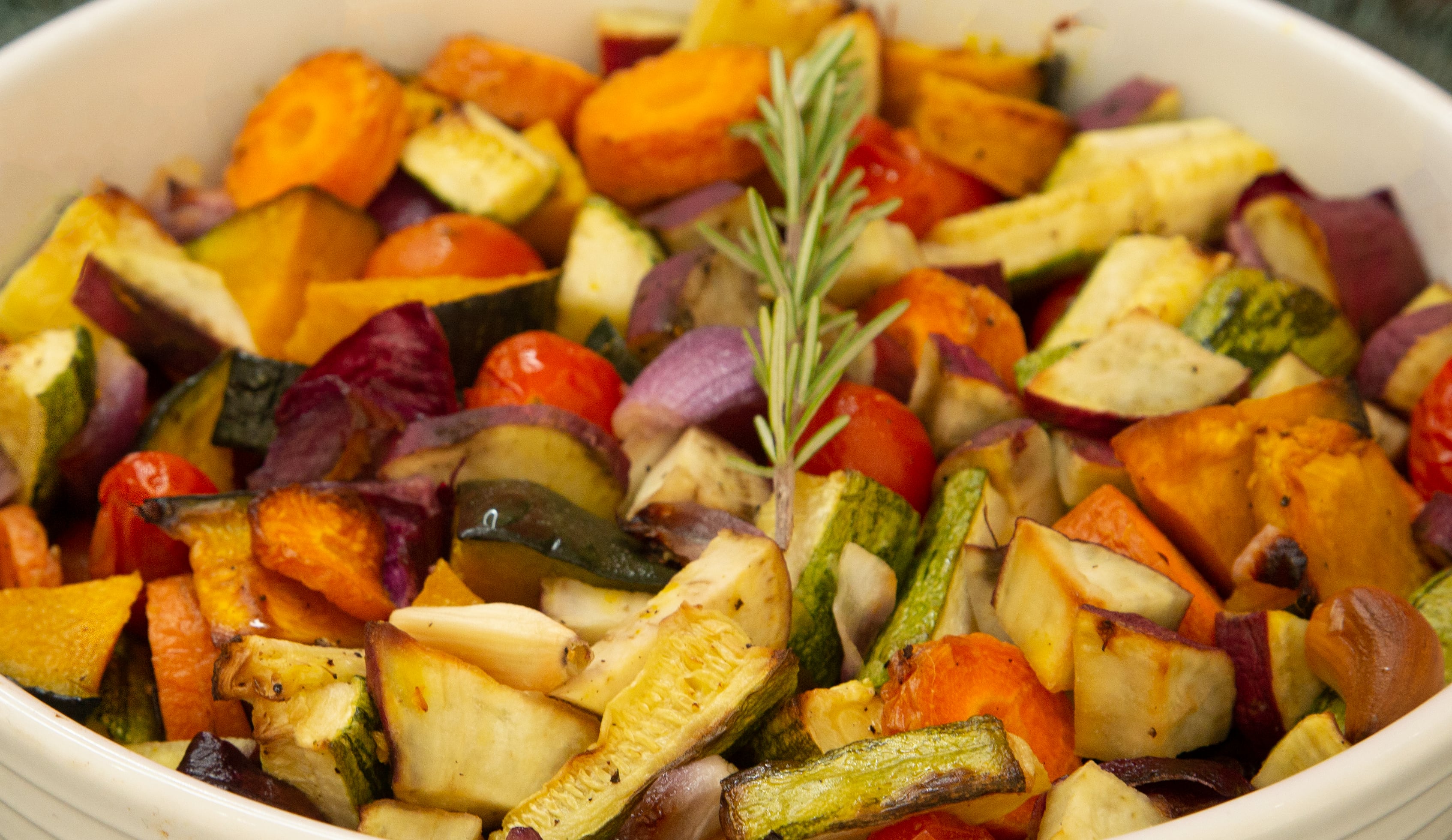 Saborosos cubinhos de frango com um mix delicioso de legumes