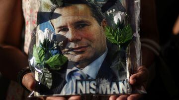 Mulher segura foto do procurador Alberto Nisman, morto em 2015. Foto: Marcos Brindicci/Reuters