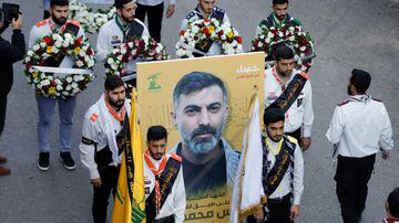 Men carry a portrait of Hezbollah member Abbas Raad, senior Hezbollah figure and member of parliament Mohammad Raad's son, who was killed along with four fighters in what Hezbollah said was an Israeli strike on the village of Beit Yahoun in south Lebanon on Wednesday, during his funeral in the town of Jbaa, southern Lebanon November 23, 2023. REUTERS/Alaa Al-Marjani. Foto: REUTERS/Alaa Al-Marjani