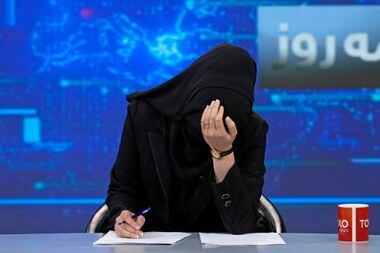 Âncora da Tolo TV Khatereh Ahmadi, assim como outras jornalistas afegãs, passou a apresentar as notícias com o rosto coberto. Foto: Ebrahim Noroozi/AP