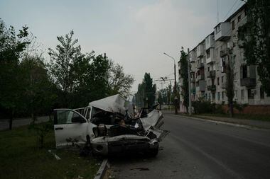 Um carro completamente danificado é visto em uma rua após um ataque russo em Severodonetsk, região de Luhansk, Ucrânia, em 13 de maio