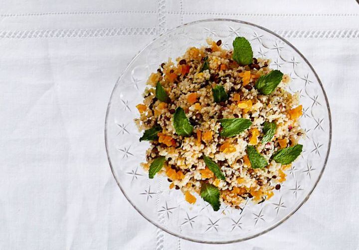 Receita de tabule de quinoa, lentilha, rabanete, erva-doce, damasco e hortelã