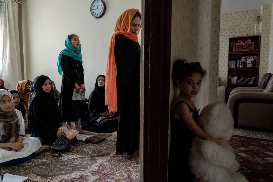 Meninas afegãs assistem a uma aula em uma escola subterrânea, em Cabul, Afeganistão, em 30 de julho de 2022