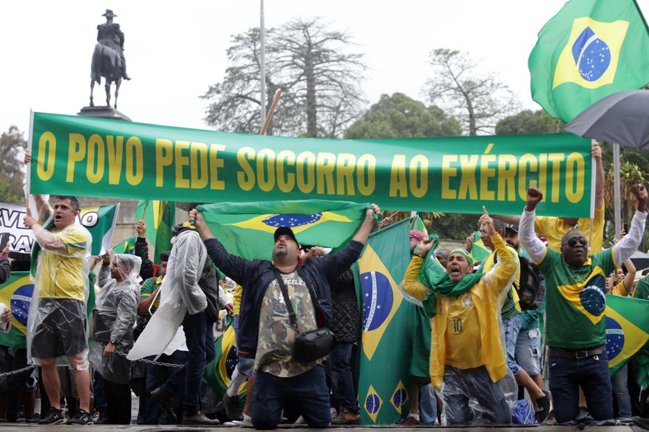 Bolsonaristas protestam pedindo intervencão militar em frente ao Comando Militar do Leste, no Rio de Janeiro, no dia 2 de novembro