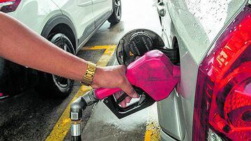 Preço da gasolina nos postos brasileiros subiu em média 3,4%. Foto: Daniel Teixeira / Estadão