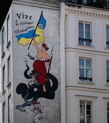 Mural pintado em rua de Paris, na França, remonta imagem da revolução francesa (A Liberdade guiando o povo, de  Eugène Delacroix) para prestar apoio à Ucrânia. "Vida longa à resistência ucraniana", diz o mural (Joel Saget / AFP)