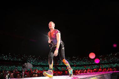 Vocalista da banda Coldplay falou sobre a devolução dos itens durante entrevista a um podcast; Acessórios de LED fazem parte das apresentações do grupo. 