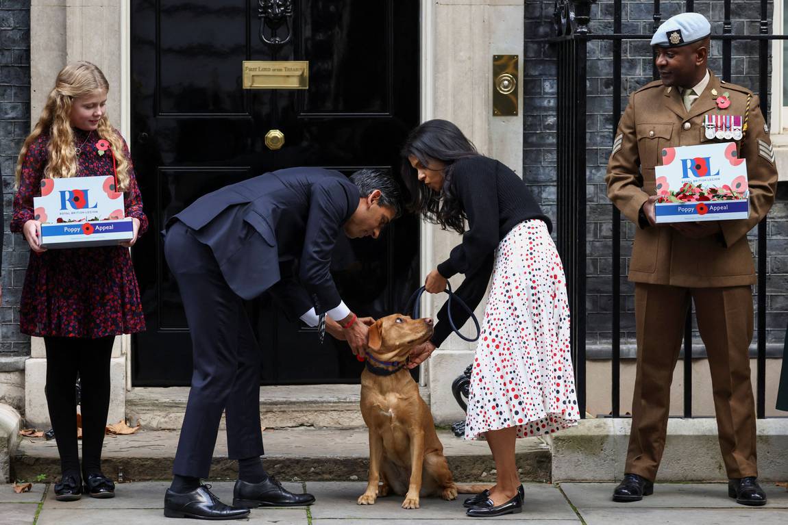 El primer ministro Sunak pasea a su perro sin correa y enfurece a los británicos