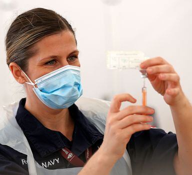 Médica da Royal Navy prepara para aplicar vacina da Oxford/AstraZeneca em Bath, na Inglaterrra