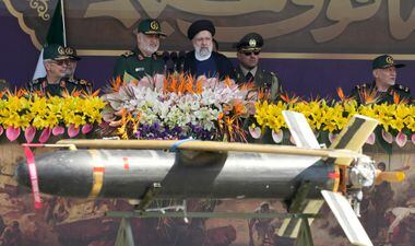 O presidente iraniano, Ebrahim Raisi, ao centro, ouve o comandante da Guarda Revolucionária, general Hossein Salami, ao centro, à esquerda, enquanto analisa um desfile militar anual que marca o aniversário do início da guerra contra o Irã pelo ex-ditador iraquiano Saddam Hussein, em frente ao santuário do falecido fundador revolucionário Ayatollah Khomeini, nos arredores de Teerã, Irã, sexta-feira, 22 de setembro de 2023. 