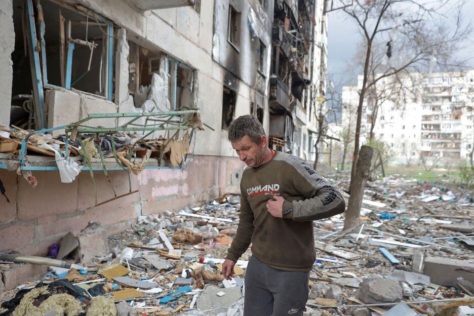 Residente anda em meio a destroços de um prédio bombardeado por forças russas em Severodonetsk