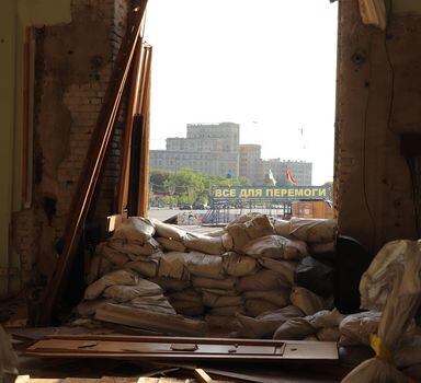 Kharkiv está cheia de edifícios danificados, como este edifício administrativo no centro, que foi destruído no início da invasão. Foto: Stefan Weichert/Estadão