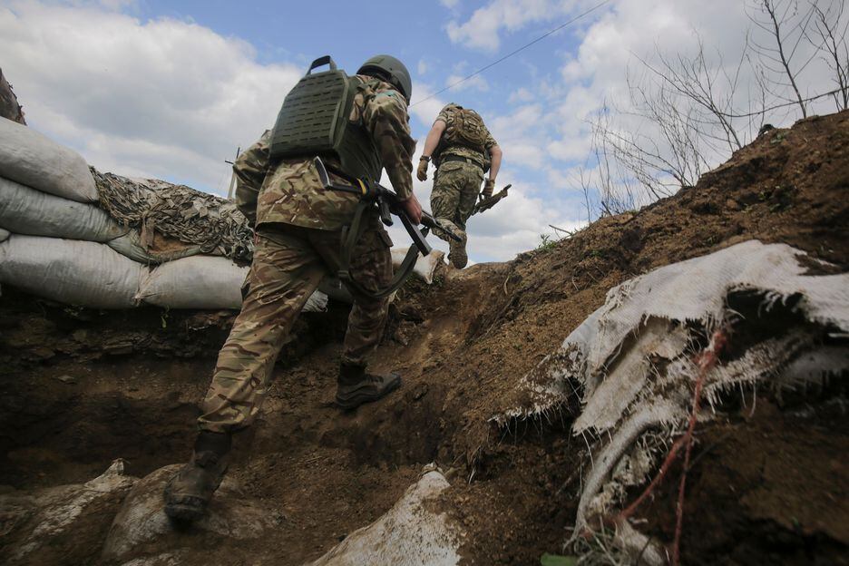 Soldados ucranianos patrulham vila de Luhanske, na região de Donetsk