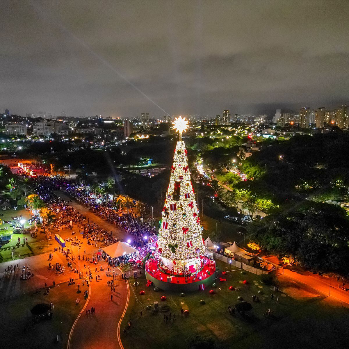 Árvore de Natal de 52 metros é inaugurada no Parque Villa-Lobos; saiba como  visitar - Estadão