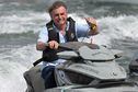 O presidente Jair Bolsonaro anda de moto náutica da Marinha com apoiadores em Brasíia, neste domingo, 15.