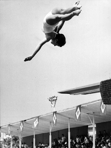 Atleta salta de trampolim no clubePalmeiras nas provasclassificatórias de saltos ornamentaispara os Jogos Pan-americanos de 1963, realizados em São Paulo