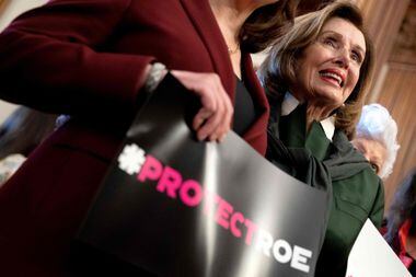 Imagem mostra presidente do Congresso dos EUA, Nancy Pelosi, ao lado de advogada pró-aborto em Washington, no dia 13 deste mês. Democrata foi punida por arcebispo pela posição pró-aborto